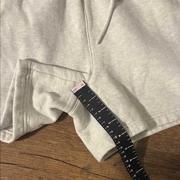 ARITZIA Boyfriend Fit Sweatfleece Cozy Fleece Women’s Grey Lounge Casual Shorts - Picture 7 of 8